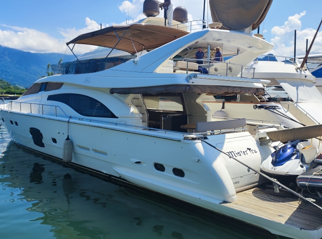 Ferretti 760